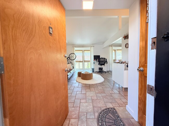 Building Photo - Beautiful One-Bedroom Condo near the Heart of Downtown SLC!