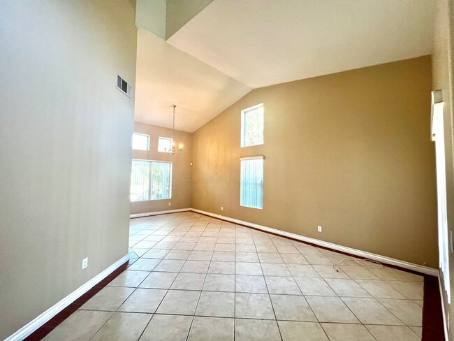 Building Photo - **3 Bedroom + Den & 3 bathroom Pool Home w...