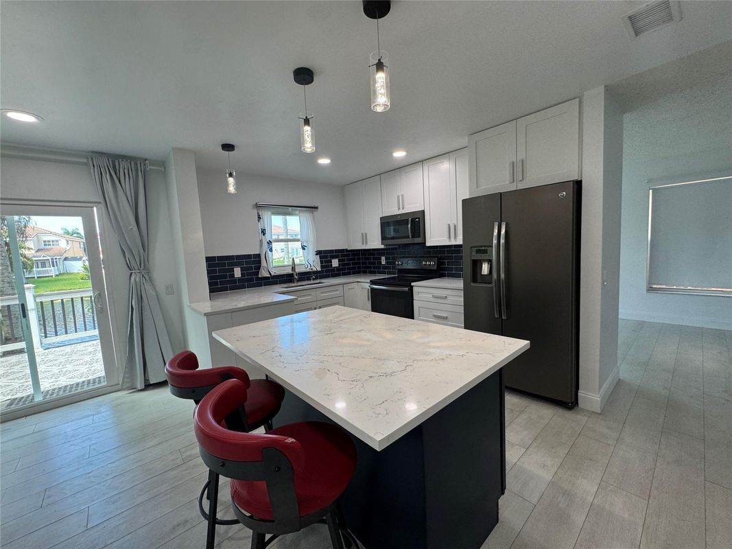 Building Photo - 7481 Santa Monica Dr