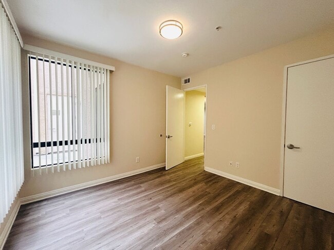 Building Photo - Barcelona Towers Condo Community In Koreatown Offering Spacious Two Bedroom