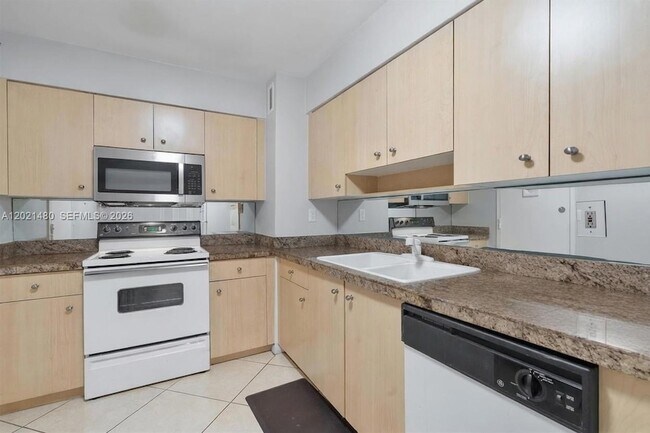 Building Photo - 9195 Collins Ave