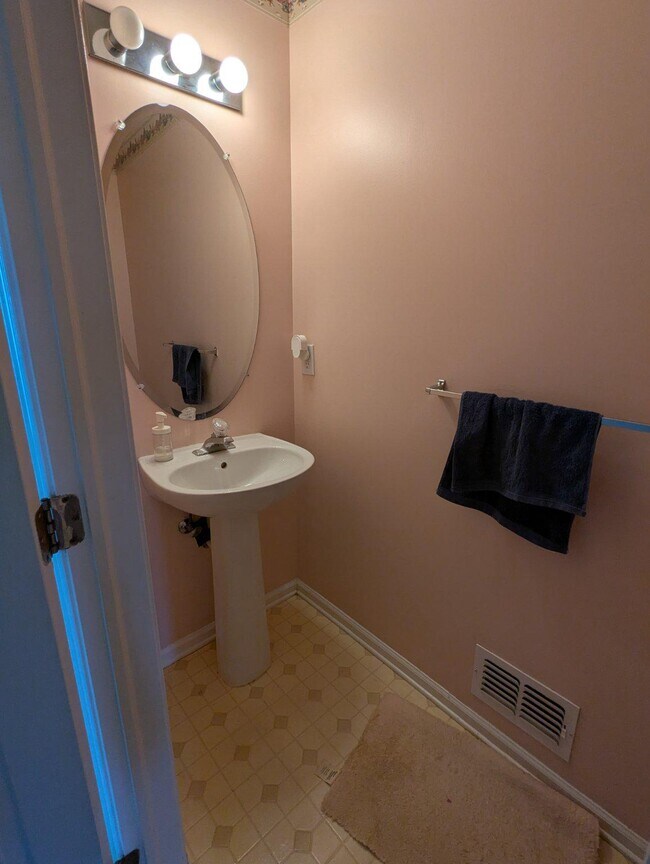 Building Photo - 4 Tether Cir