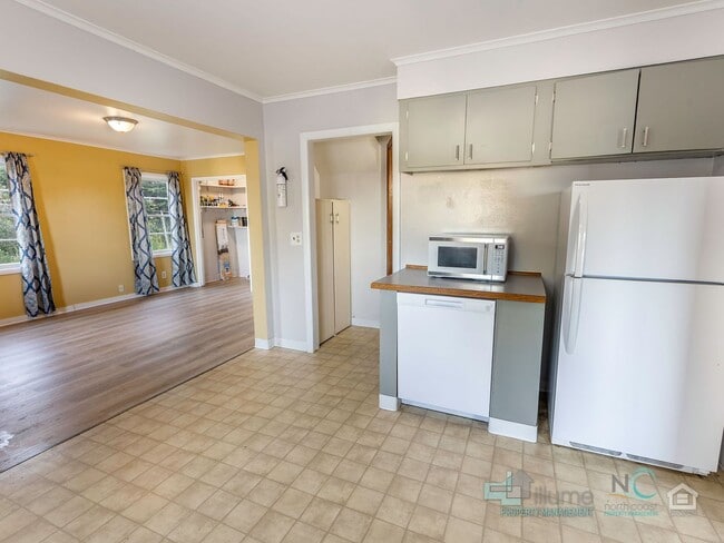 Building Photo - $500 OFF Special - Beautiful 4 Bed/1 Bath Home in Astoria