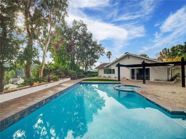 Building Photo - 4732 Del Moreno Dr