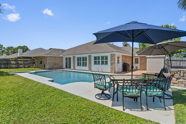 Building Photo - 374 S Shore Dr