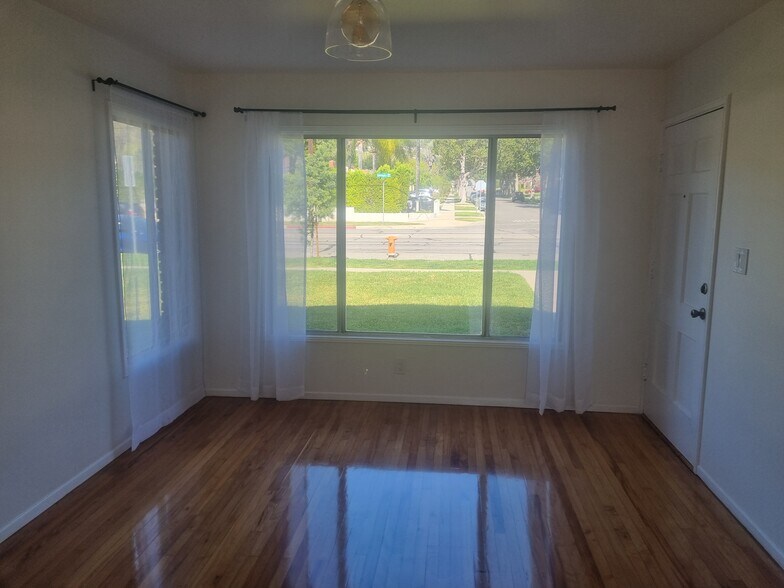 living room pic 2 - 1801 N Glenoaks Blvd