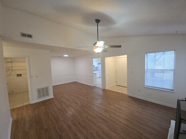 Building Photo - 4016 Rainbow Dr
