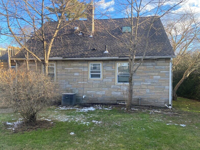 Building Photo - 95 Sycamore Ave