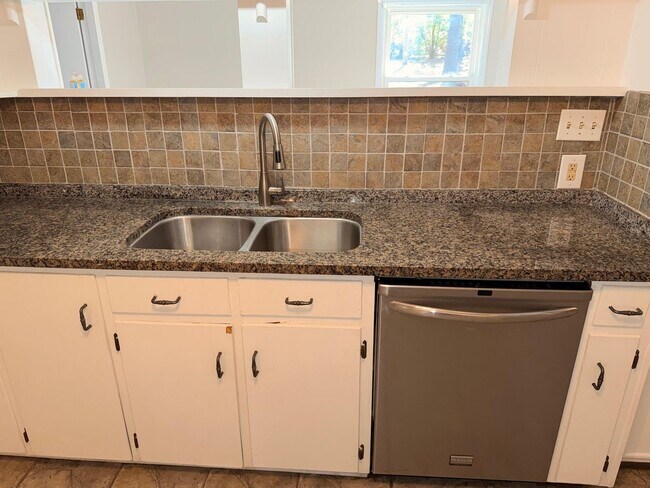 Building Photo - AVAILABLE NOW!