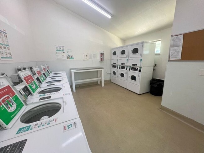 Building Photo - Ground Floor Two Bedroom with Community...