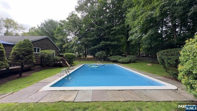 Building Photo - 24 Drake Ln