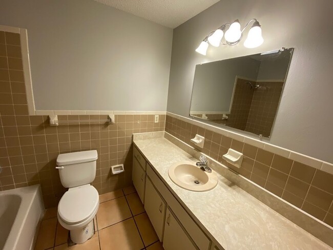 Building Photo - 3 Bedroom 2 Bath Home in Edgewater for RENT!