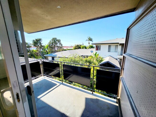 Building Photo - 3810 Bronson Ave
