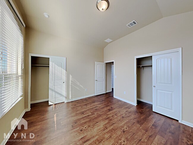 Building Photo - 429 Epiphany Ln