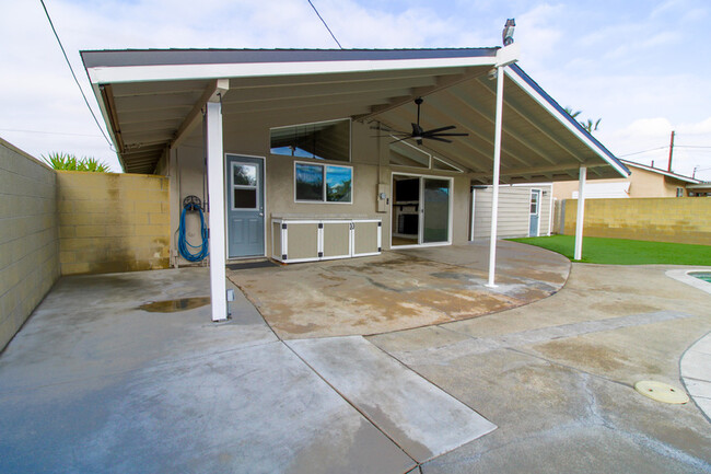 Building Photo - 14446 San Dieguito Dr