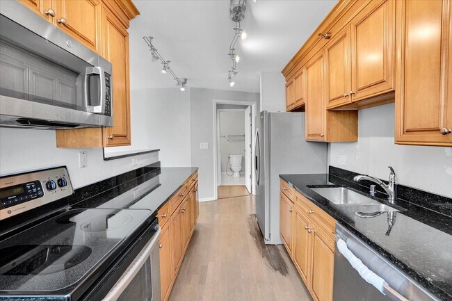 Building Photo - 345 N La Salle Dr
