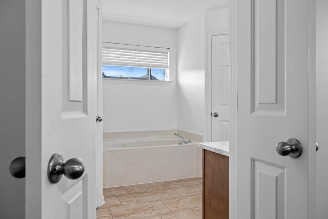 Building Photo - Updated 4bd 2 bath in Southaven