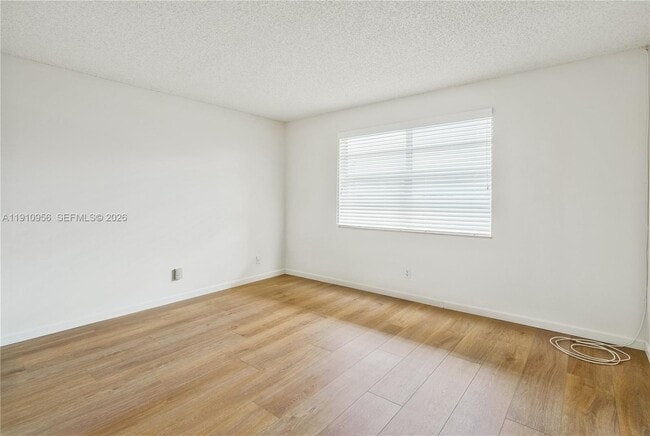 Building Photo - 141 SE 3rd Ave