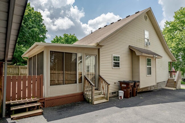 Building Photo - 511 Henry St