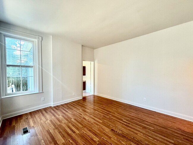 Building Photo - 2233 Victor St