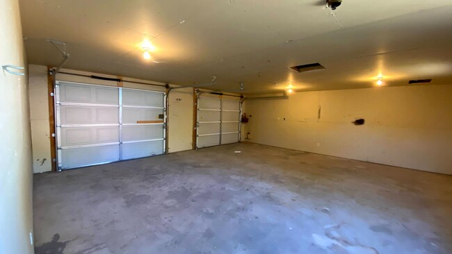 Building Photo - 3 Bedroom 1.5 Bath House Large 2 Car Detac...