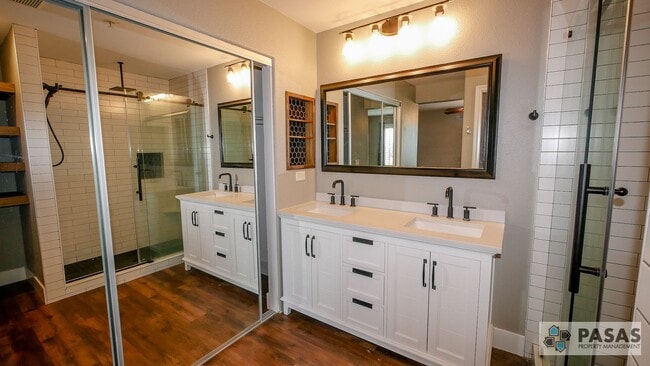 Building Photo - Modern Corner-Unit Condo with tandem 2-Car Garage in Central San Diego