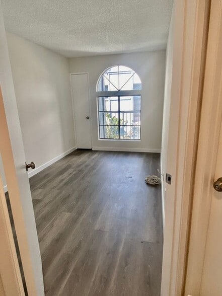 Building Photo - 14520 Plummer St