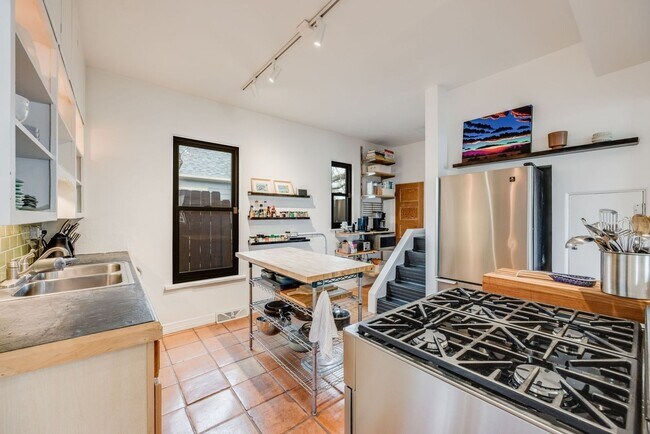 Building Photo - Charming 2BR House in Denver