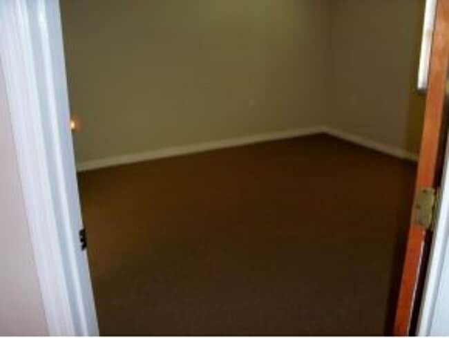 Building Photo - Spacious 3BR/2BA Home in Rainbow Acres – L...