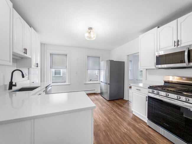 Building Photo - 634 High St