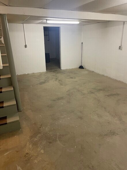 Building Photo - 908 Church St