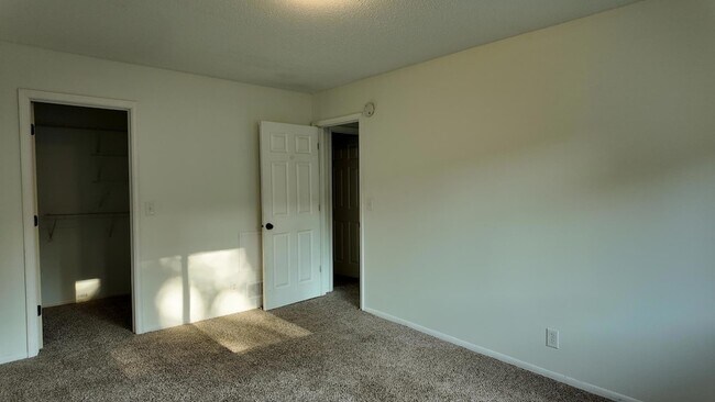 Building Photo - 2700 Shenandoah Ln N