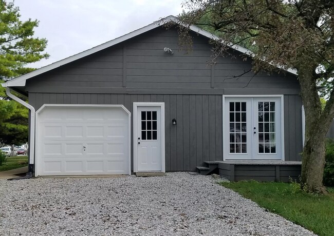Building Photo - 702 N Ivanhoe Dr