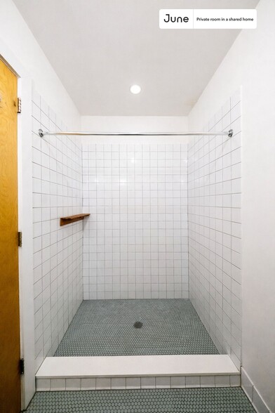 Building Photo - Room in Shared 2 bed/2 bath home