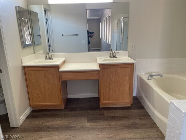 Building Photo - 951 Cantabria Heights Ave