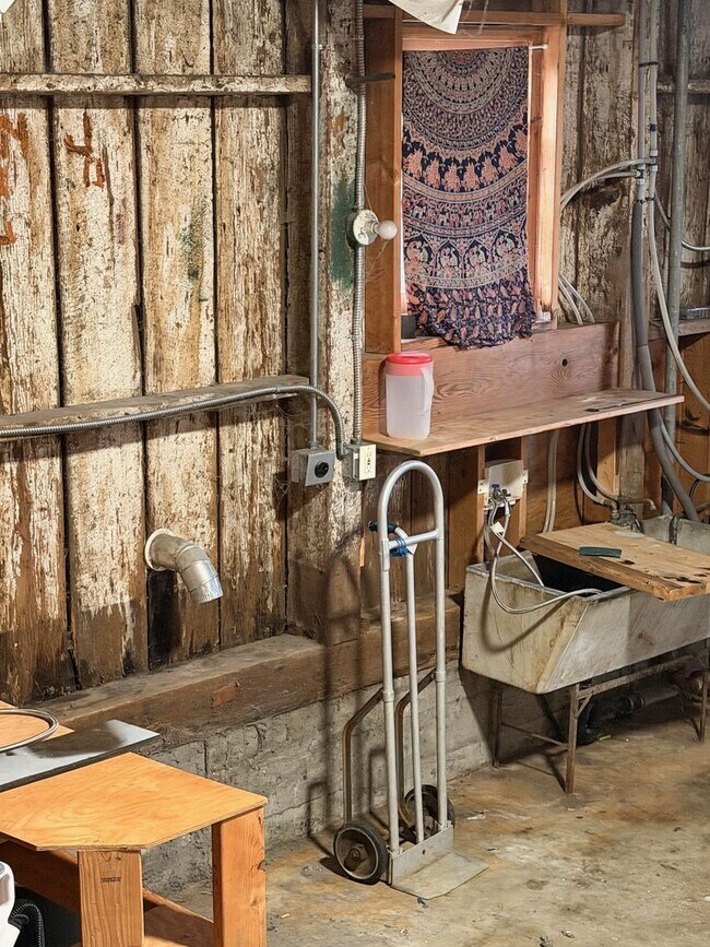 Building Photo - 3356/3372/3376 Franklin Ave.