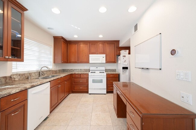 Building Photo - Gorgeous 2 Bedroom Townhouse in the Heart of Mira Mesa!