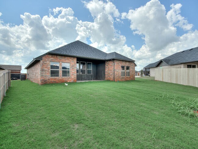 Building Photo - New Home In Yukon!