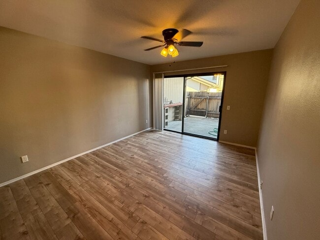 Building Photo - 3 Bedroom, 2.5 Bath Two-Story Townhome in Tierrasanta