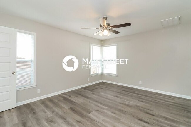 Building Photo - 3 Bedroom Pet-Friendly Home in Fort Worth, TX with Main Street Renewal