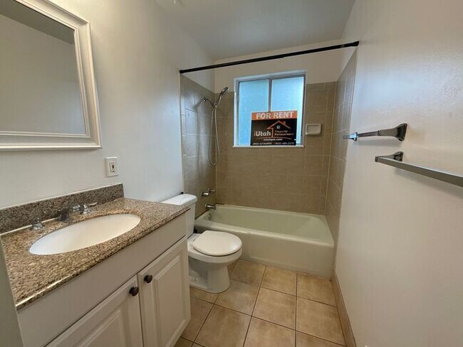 Building Photo - 4 Bedroom 2 Bath Twin Home -Fenced Yard-Dog Friendly
