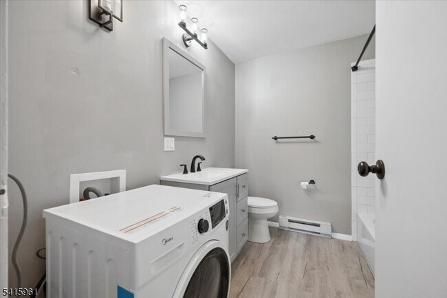 Building Photo - 807 Eves Dr