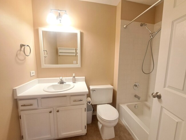 Building Photo - 2940 Heatherwood Dr