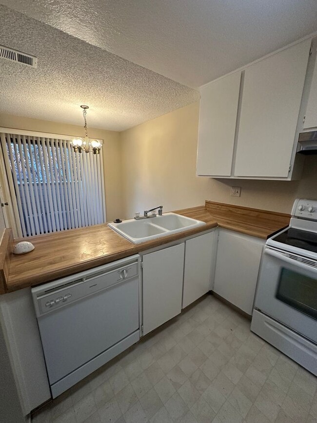 Building Photo - Beautiful & Large 2bd/ 2ba Condo