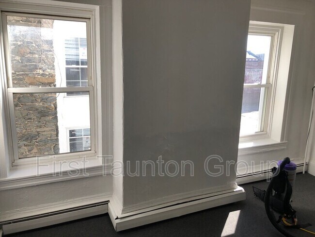 Building Photo - 9 Cedar St