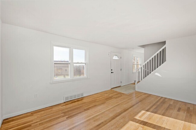 Building Photo - READY FOR JULY 1ST! Don't miss this UPDATED 3-bedroom!