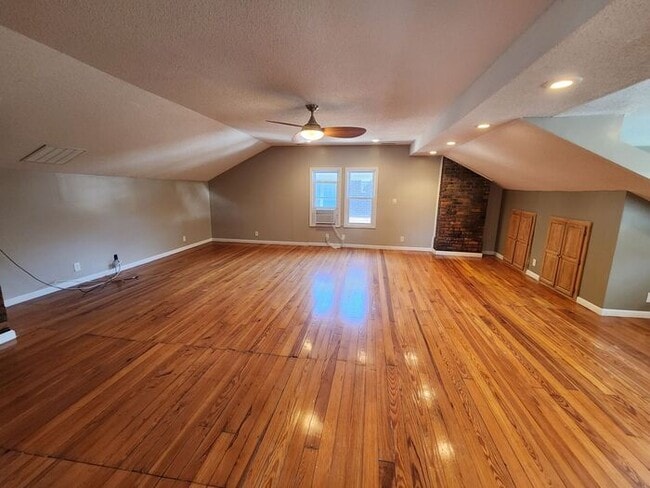 Building Photo - $100 Deposit for Qualifying Applicants.