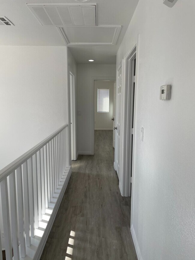 Building Photo - Cozy 3 Bedroom Home With Huge Bark Yard