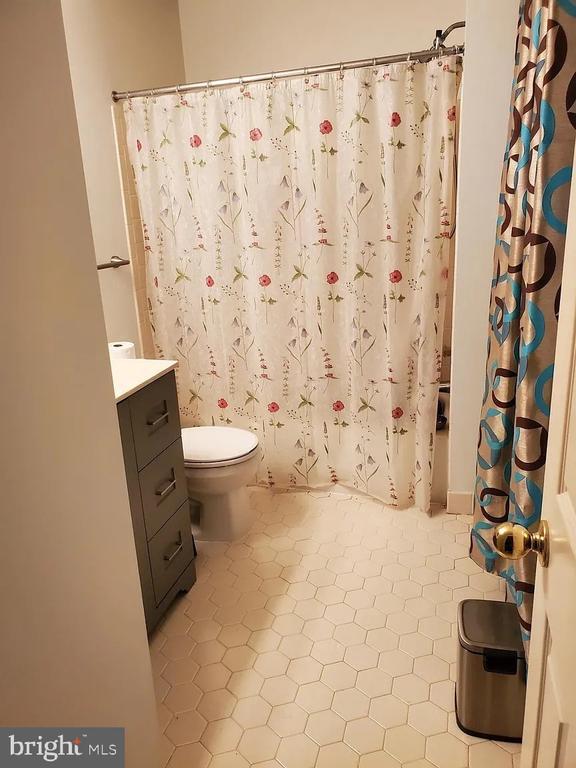 Building Photo - 2 Halstead Pl