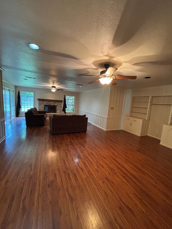 Building Photo - Beautiful 3 Bedroom Broadmoor Home